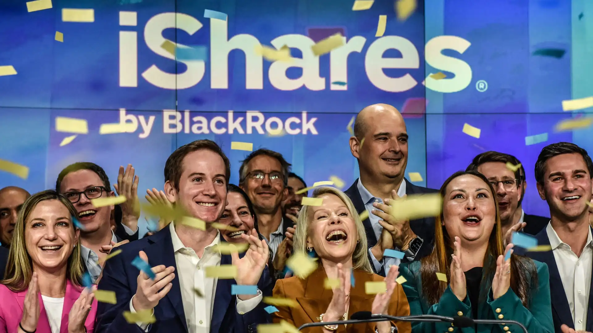 blackrock keeping bitcoin etfs afloat report