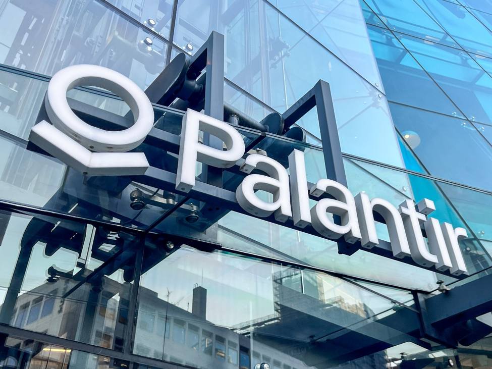 Palantir20buiding20with20logo20in20Japan id a242c50b eb06 45bf 959b a009fd6bf4bb size975